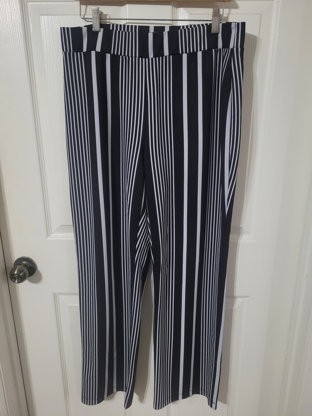 Women's Black & White Vertical Stripe Wide-Leg Pants